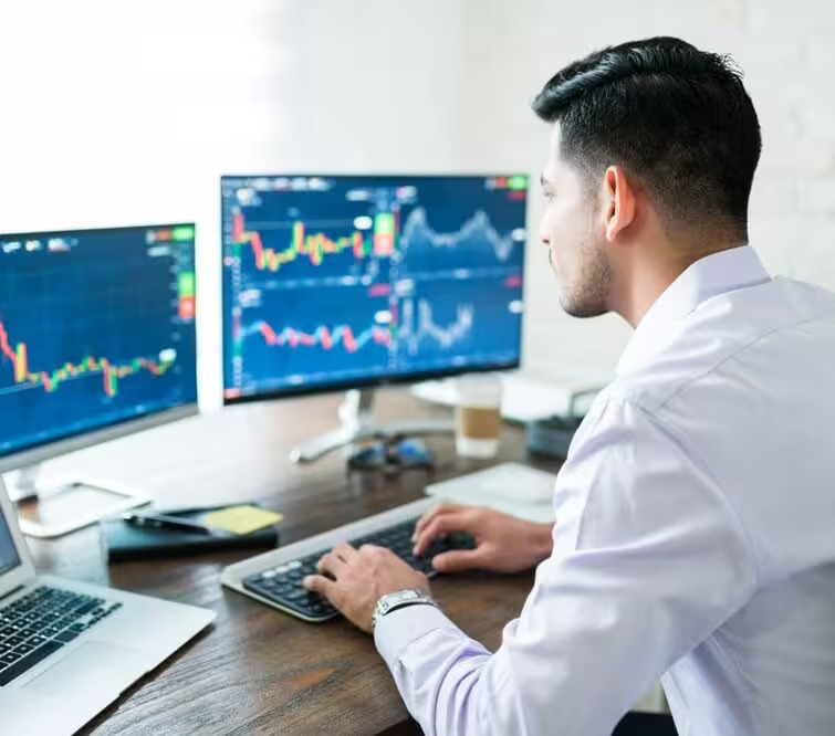 Samenwerkend tradingteam dat prestatiegrafieken analyseert